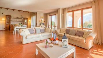 Fernseher, Kamin, Tischfußball, Stereoanlage