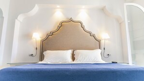 A hotel room with a large bed, two bedside lamps, and a modern headboard. - Villa Heart with private pool - My Rental Homes (Massa Lubrense)