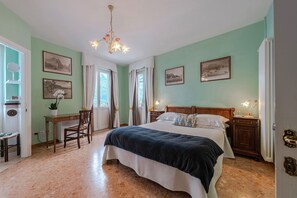 6 bedrooms, iron/ironing board, free WiFi