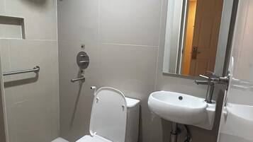 Kamar Premium | Kamar mandi | Perlengkapan mandi gratis, sandal, handuk, dan tisu toilet