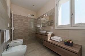Dusche, Haartrockner, Bidet