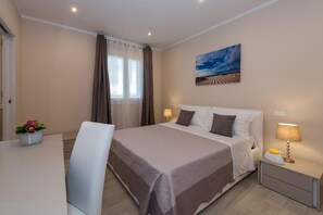 5 quartos, ferros/tábuas de passar roupa, berço de viagem