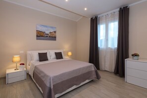 5 chambres, fer et planche à repasser, lit de bébé portatif