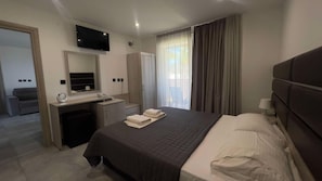 Suite junior, balcón, vistas parciales al mar | Wifi gratis