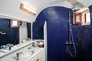 Shower, hair dryer - My Rental Homes - Palea Suite with Jacuzzi, sea view e wonderful rooftop terrace (Fira)