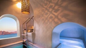 A spa area with a pool, a staircase, and a view of the sea. - My Rental Homes - Palea Suite with Jacuzzi, sea view e wonderful rooftop terrace (Fira)