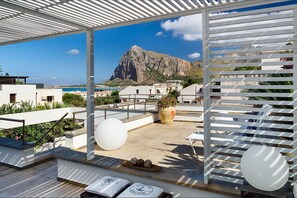A rooftop terrace with a view of a mountain, white railings, and a large planter. - Mulberry House close to a beach - My Rental Homes (San Vito Lo Capo)