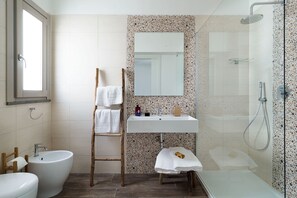 Shower, hair dryer, bidet - Sun Stone with garden and pool - My Rental Homes (Trapani)
