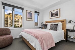 2 bedrooms, desk, WiFi