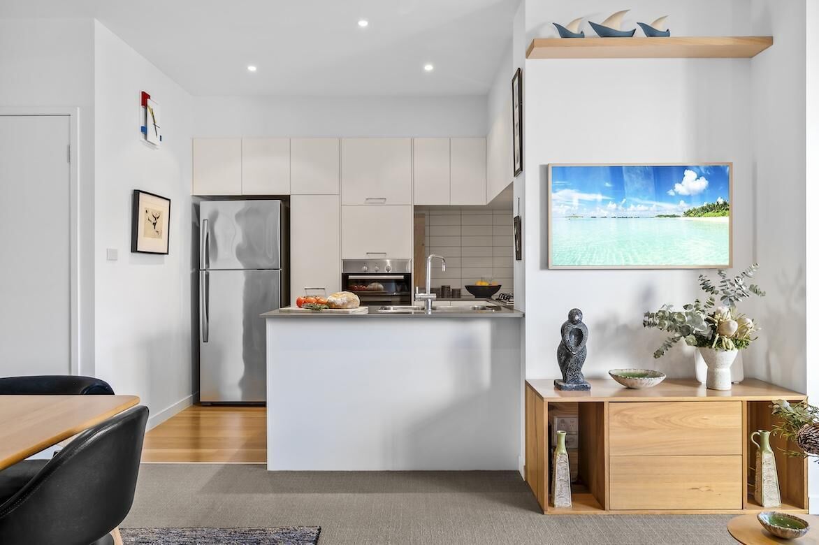 Kylskåp, ugn, diskmaskin och kaffe- och tebryggare