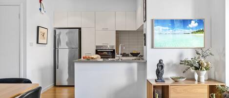 Jääkaappi, uuni, astianpesukone, kahvin-/teenkeitin