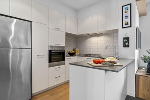 Refrigerador, horno, lavavajillas y cafetera y tetera 