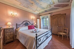 6 quartos, ferros/tábuas de passar roupa, berço de viagem