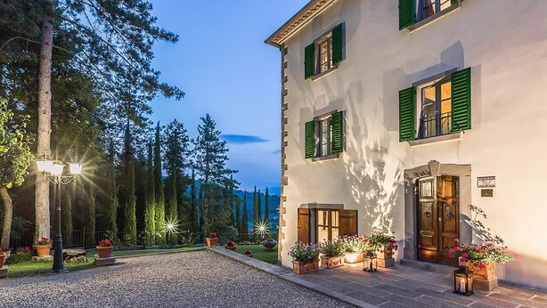 A building with a white facade, green shutters, and a gravel driveway. - My Rental Homes - Villa Monterchi with pool set in a wonderful panoramic position (Monterchi)