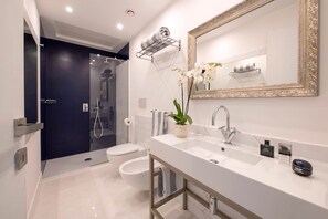 Shower, hair dryer, bidet - Suite Plumbago - My Rental Homes (Sant'agnello)