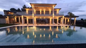 A modern two-story house with a large swimming pool in front. - Chambre "La Garden" - Heated pool & SPA (Plaissan)