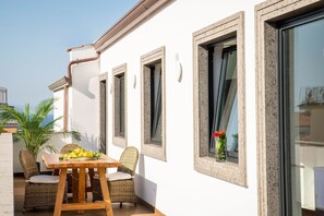 Outdoor dining - The Ivy Villa with garden, pool and jacuzzi (Sant'agnello)