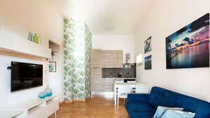 Un apartamento moderno con sala de estar, cocina y comedor.