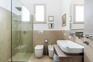 Douche, séchoir à cheveux, bidet