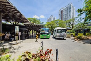 Property grounds - Furnished Studio Condo Rental with WiFi, Netflix & Free Pool—Cebu IT Park (Cebu City)