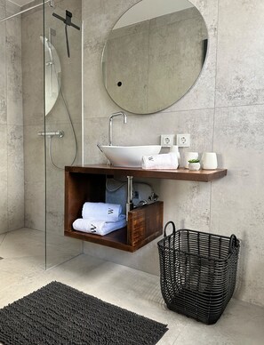 Douche, sèche-cheveux, bidet, serviettes fournies