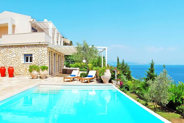 Pool - Red Villa with pool, jacuzzi and sea view (Corfu)