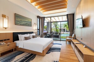 Deluxe Double Room | In-room safe, bed sheets