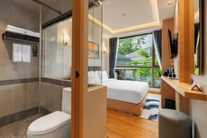 Standard Double Room | Bathroom | Shower, free toiletries, hair dryer, towels