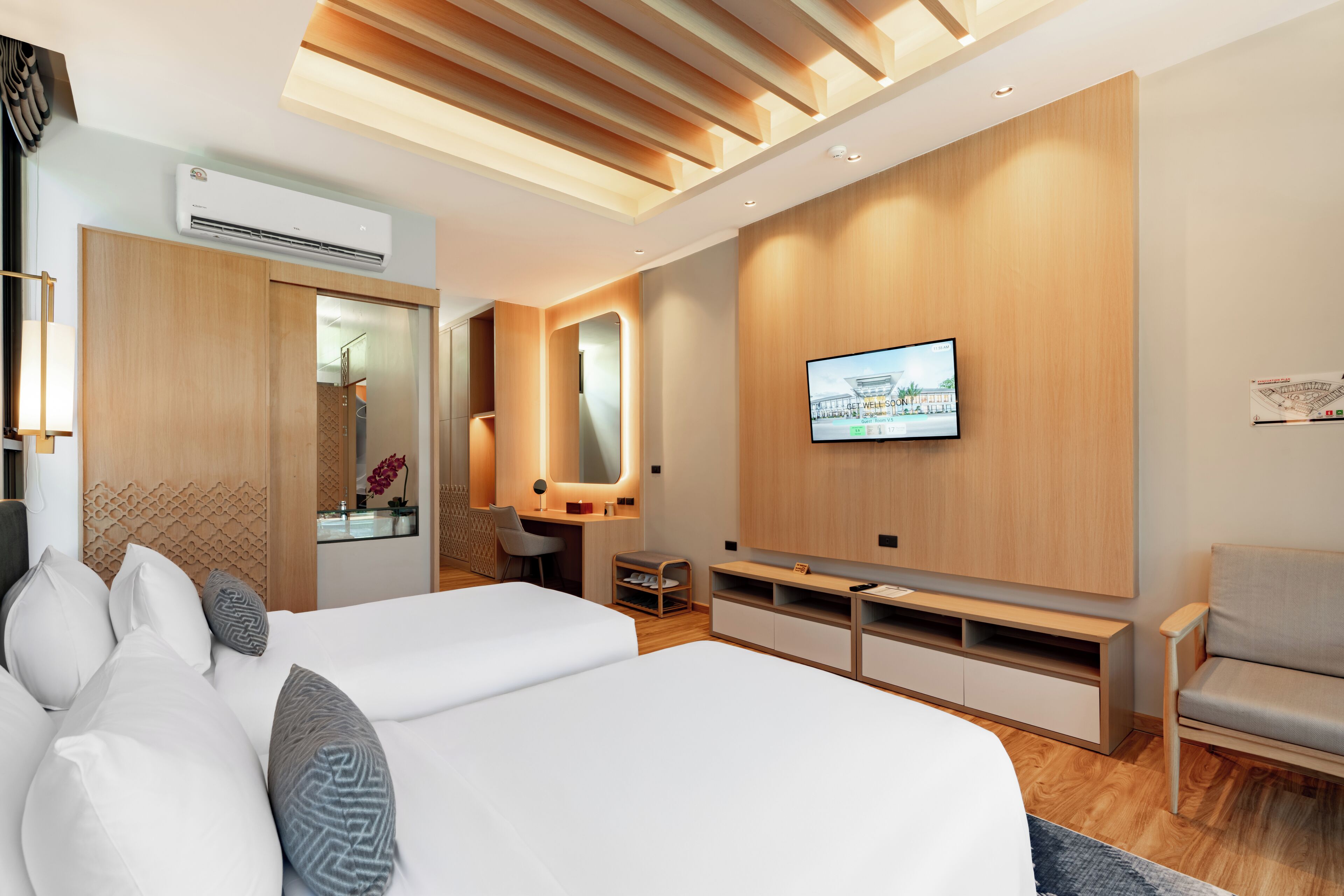 Ein Hotelzimmer mit einem Bett, einem Schreibtisch, einem Fernseher und einer Sitzecke.