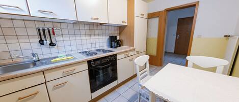 Frigorífico, horno, placa de cocina y cafetera o tetera