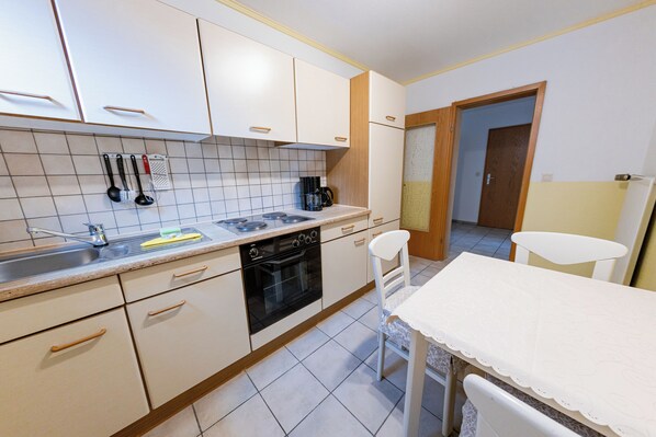 Fridge, oven, stovetop, coffee/tea maker