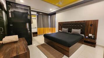 Standard Quadruple Room with Balcony | Free WiFi, bed sheets