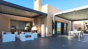 屋外ダイニングエリア