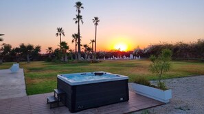 Tina de hidromasaje al aire libre