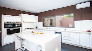 Fridge, oven, stovetop, dishwasher
