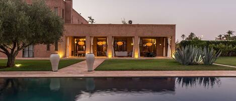 Een binnenzwembad en een verwarmd zwembad