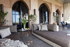 Una televisión, una chimenea, un reproductor estéreo