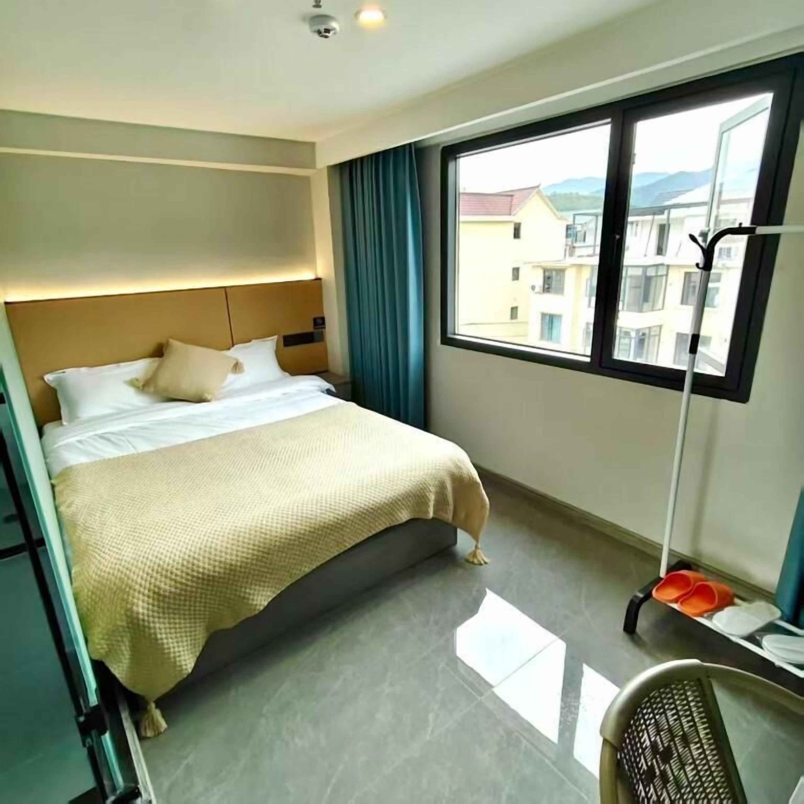 Economy Room | Premium bedding, down duvets, desk, laptop workspace