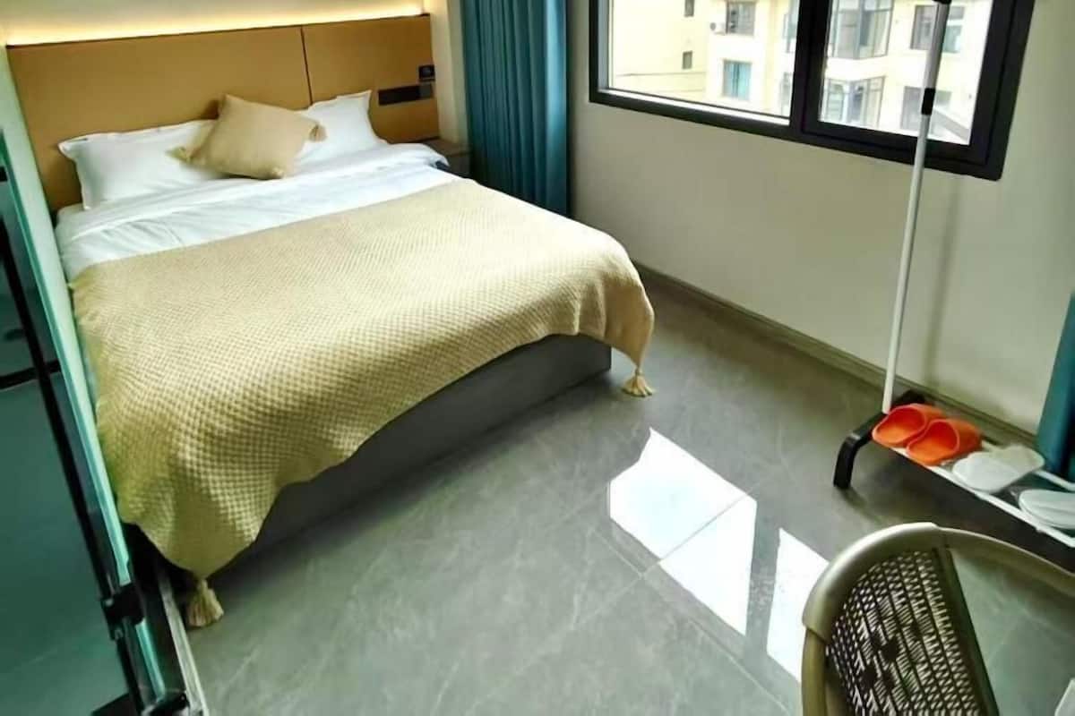 Premium bedding, down duvets, desk, laptop workspace