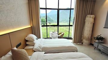 Familjesvit - luftkonditionering - utsikt mot bergen | Sängtillbehör av högsta kvalitet, duntäcken och skrivbord