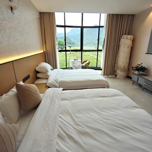 Familien-Suite, Klimaanlage, Bergblick | Hochwertige Bettwaren, Daunenbettdecken, Schreibtisch