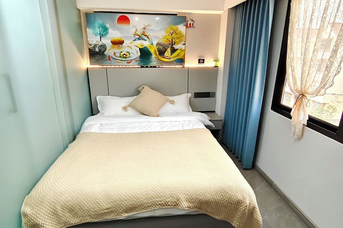 Economy Room | Premium bedding, down comforters, desk, laptop workspace