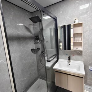 ห้องพาโนรามิกทวิน, เครื่องปรับอากาศ, วิวภูเขา | ห้องน้ำ | ฝักบัว, ฝักบัวนวดด้วยพลังน้ำ, ของใช้ในห้องน้ำเป็นมิตรต่อสิ่งแวดล้อม