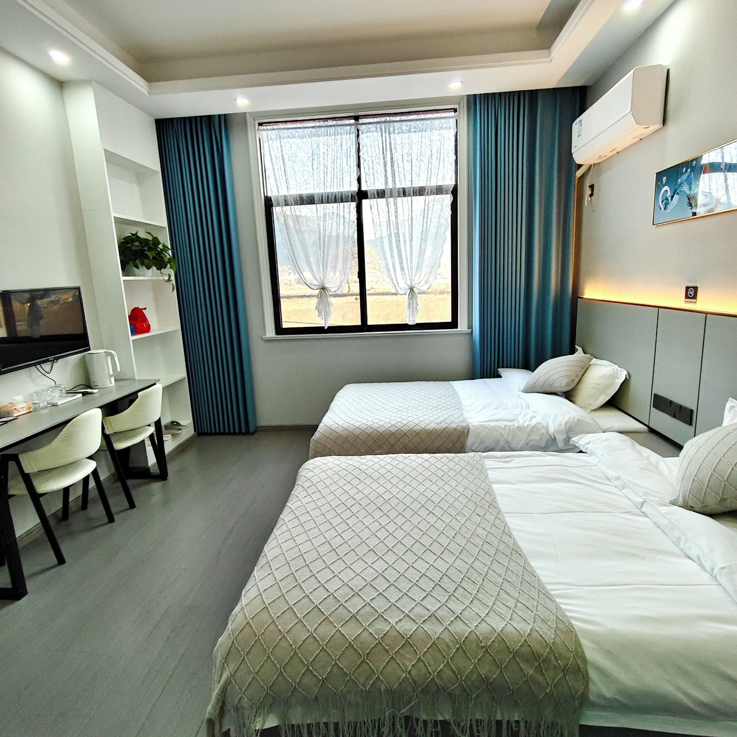 Tomannsrom – standard, aircondition, utsikt mot høyde | Sengetøy av topp kvalitet, dundyner og skrivebord