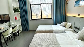 أغطية فراش متميزة وألحفة محشوة بالريش ومكتب ومساحة عمل للكمبيوتر المحمول