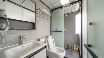 Habitación Confort | Baño | Regadera, regadera con hidromasaje, amenidades de baño ecológicas