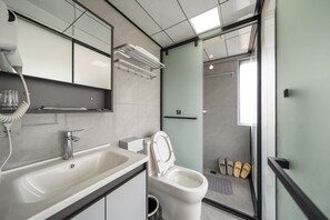 Comfort Room | Bathroom | Shower, hydromassage showerhead, eco-friendly toiletries, hair dryer - Wangxian Valley Qingchuanxingguan - Wangxian Valley Scenic Area  (Shangrao)