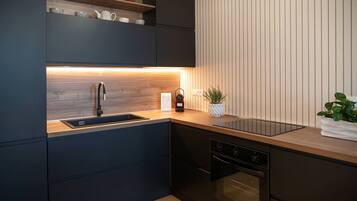 Fridge, oven, stovetop, coffee/tea maker