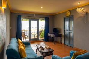 Deluxe Double Room with Balcony and Valley View | Valley view - The Hosteller Munnar (Devikolam)