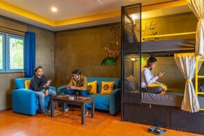 Bed in 6 Bed Mixed Dormitory with Balcony and Valley View | Bed sheets - The Hosteller Munnar (Devikolam)